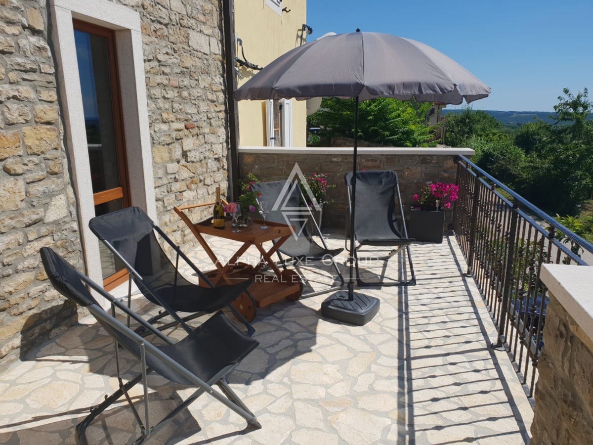 Buje, Istria – Casa in pietra ristrutturata con vista aperta