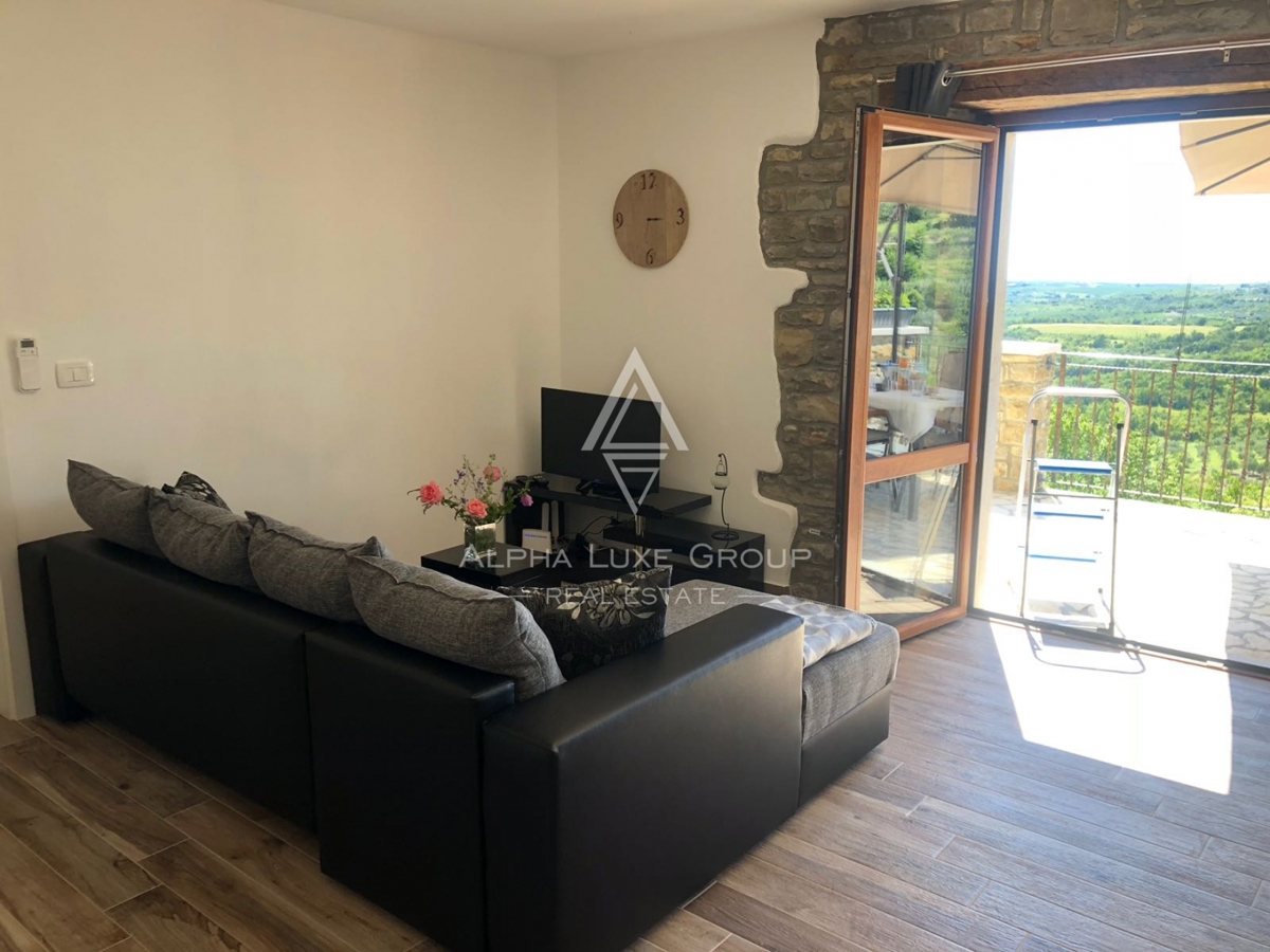 Buje, Istria – Casa in pietra ristrutturata con vista aperta