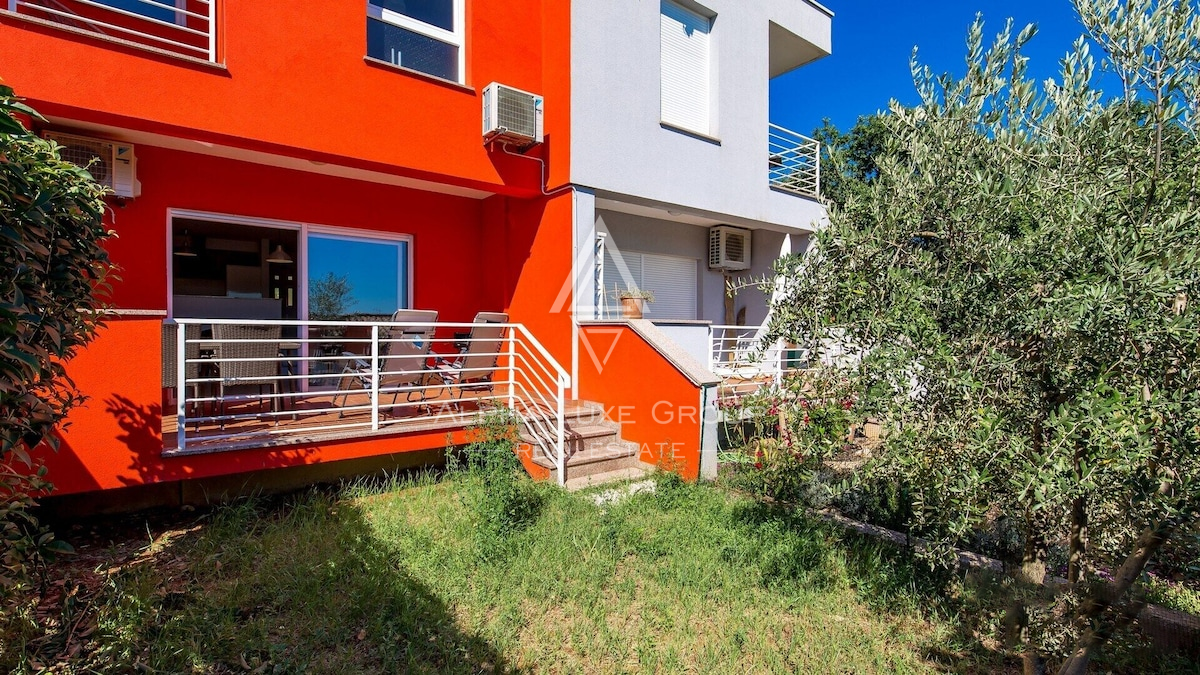 Umag, Istria – Casa a schiera moderna con giardino