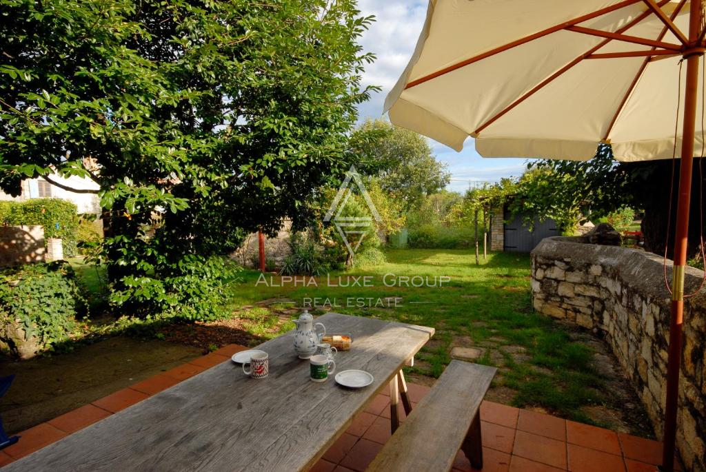 Frata, Istria: Casa in pietra ristrutturata con giardino