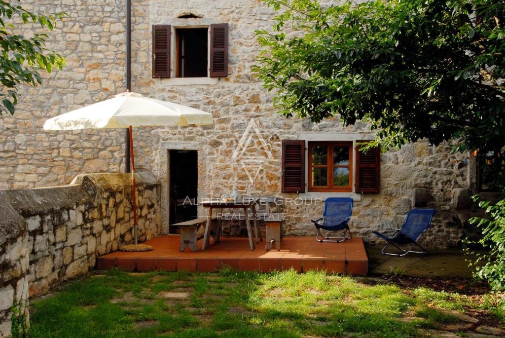 Frata, Istria: Casa in pietra ristrutturata con giardino