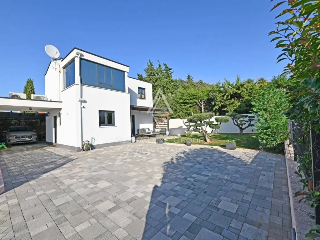 Istria, Poreč – smart home con giardino e jacuzzi