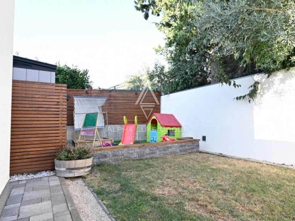 Istria, Poreč – smart home con giardino e jacuzzi