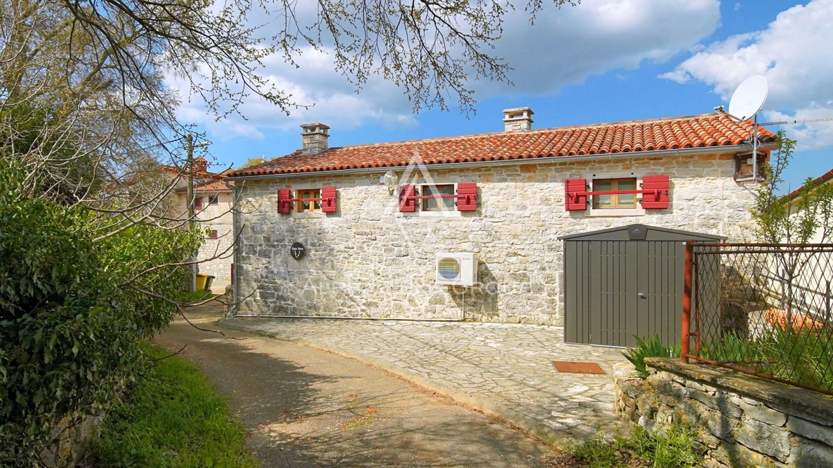 Istria, Kanfanar – Casa in pietra ristrutturata con giardino