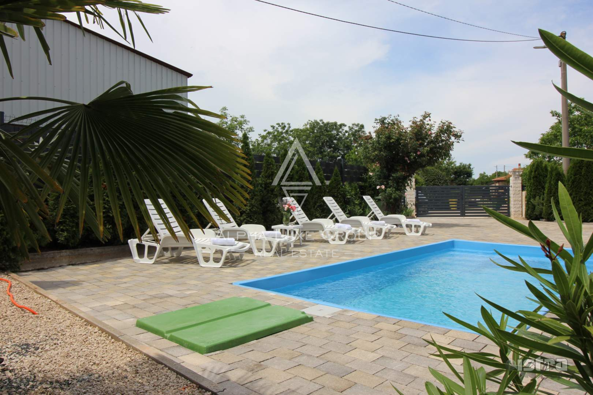 Istria, Poreč, Elegante bungalow con piscina e ampio giardino
