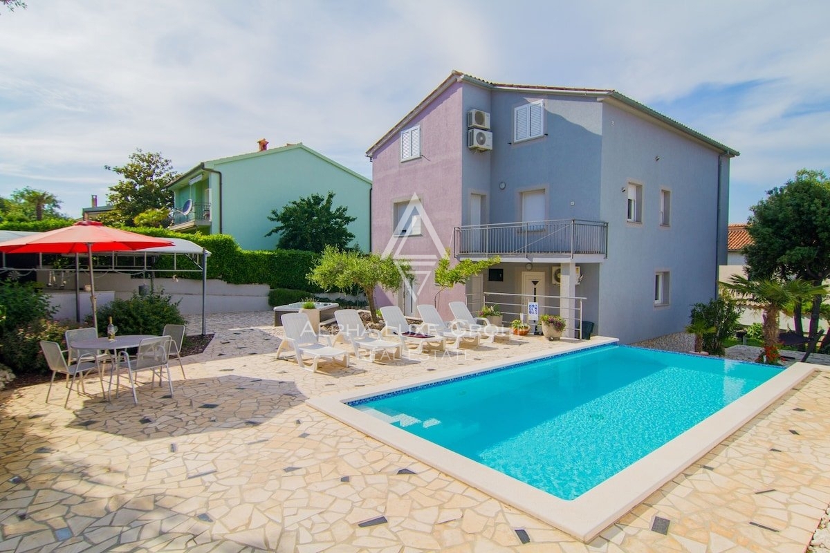 Medulin, Banjole: Splendida casa plurifamiliare con piscina e jacuzzi in vendita