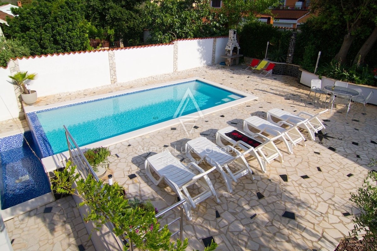 Medulin, Banjole: Splendida casa plurifamiliare con piscina e jacuzzi in vendita