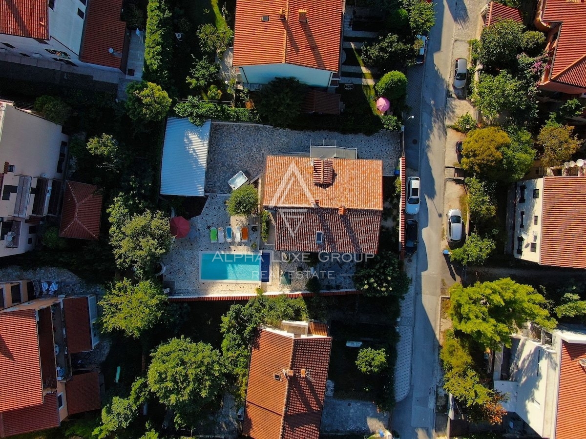 Medulin, Banjole: Splendida casa plurifamiliare con piscina e jacuzzi in vendita