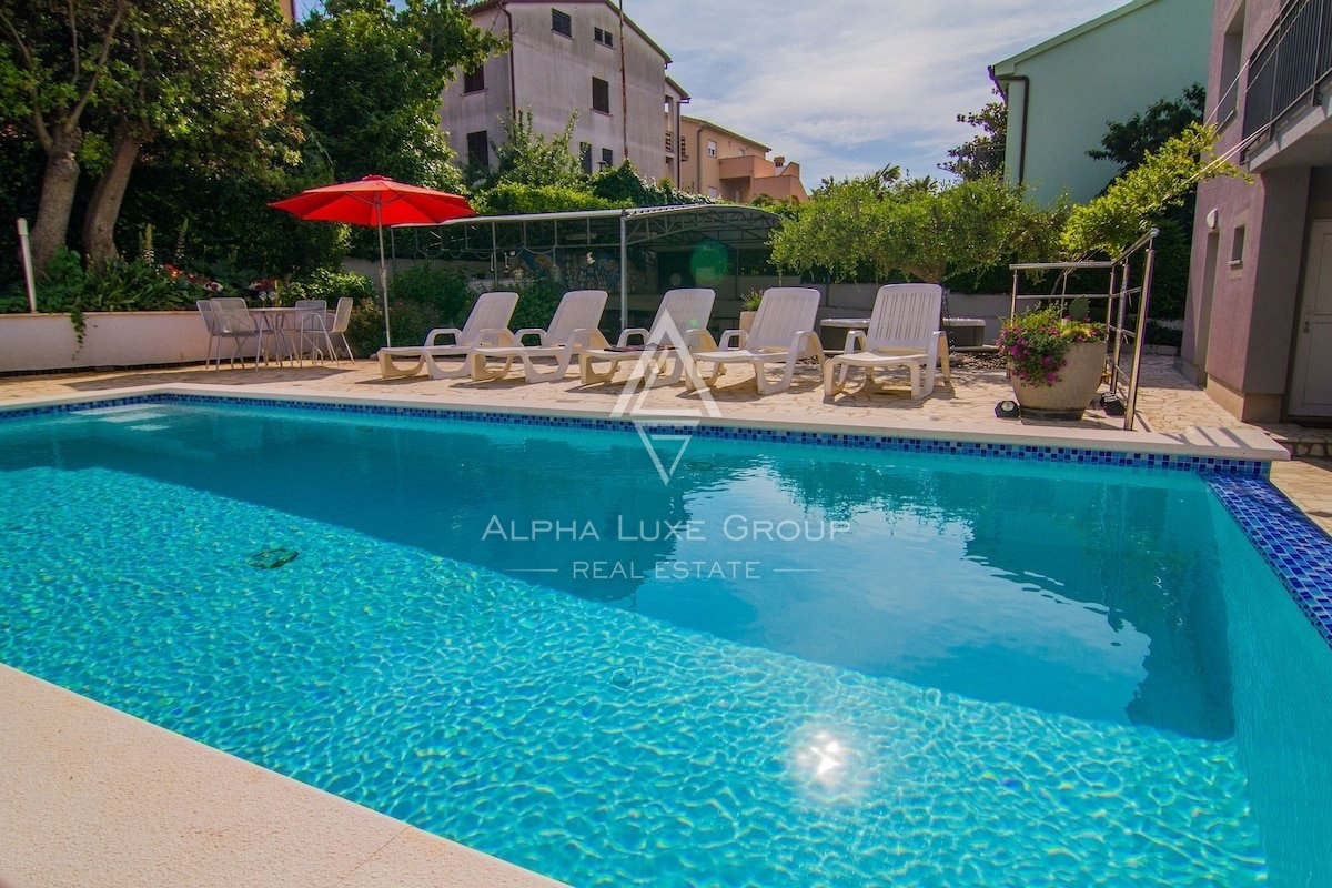 Medulin, Banjole: Splendida casa plurifamiliare con piscina e jacuzzi in vendita