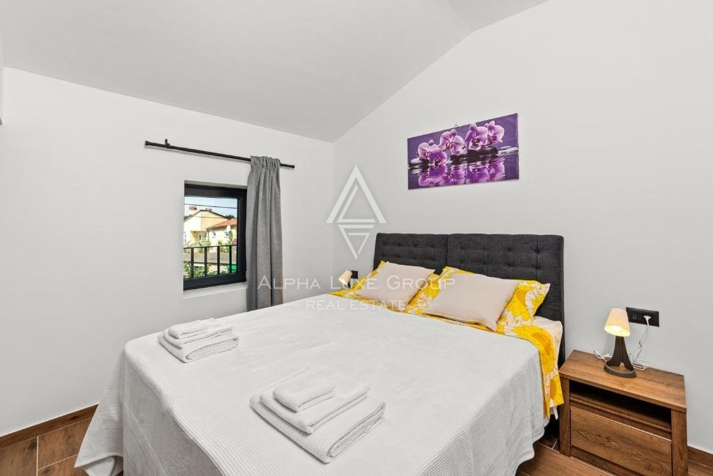 Poreč, Nuova casa familiare con piscina privata