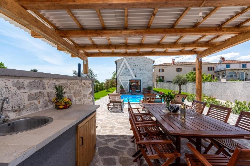 Poreč, Nuova casa familiare con piscina privata