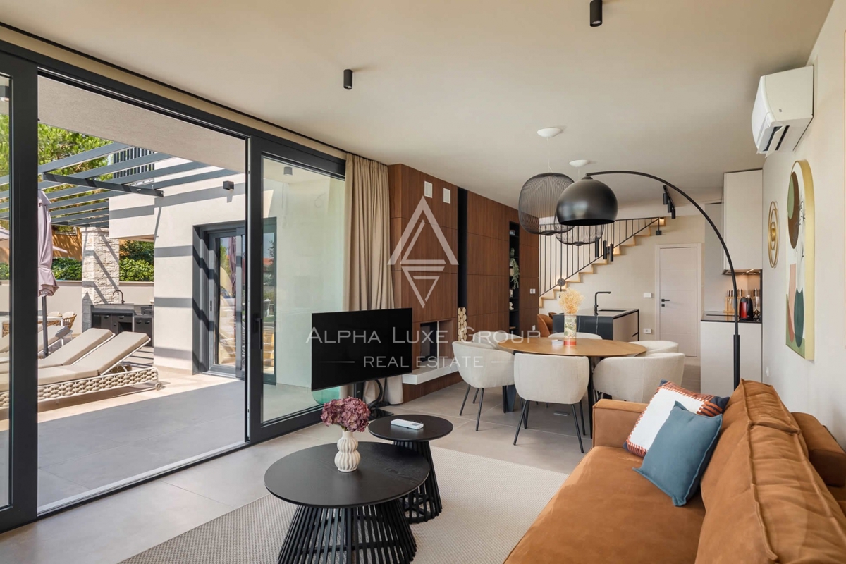 Poreč, Nova vas – Moderna casa bifamiliare con piscina
