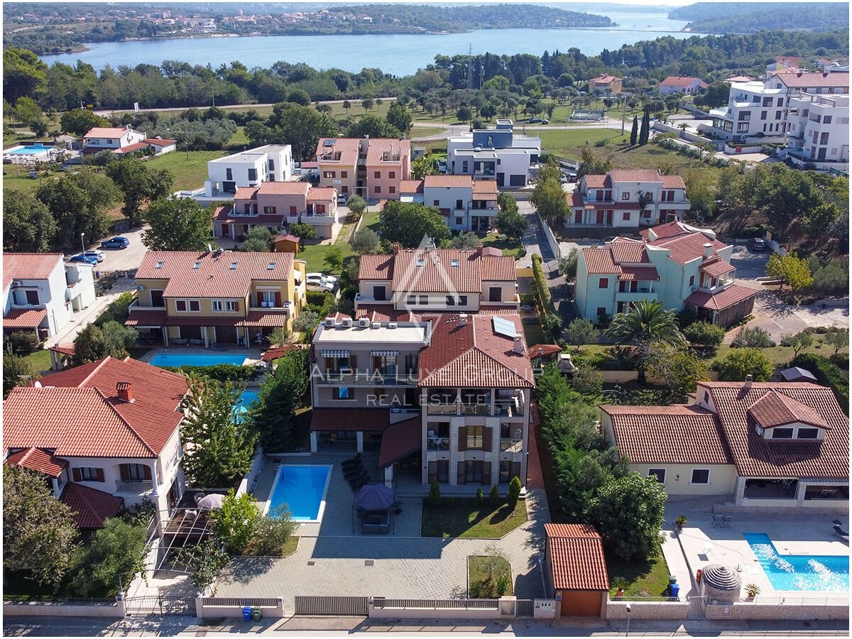 Casa Moderna con Appartamenti Vicino al Mare a Medulin