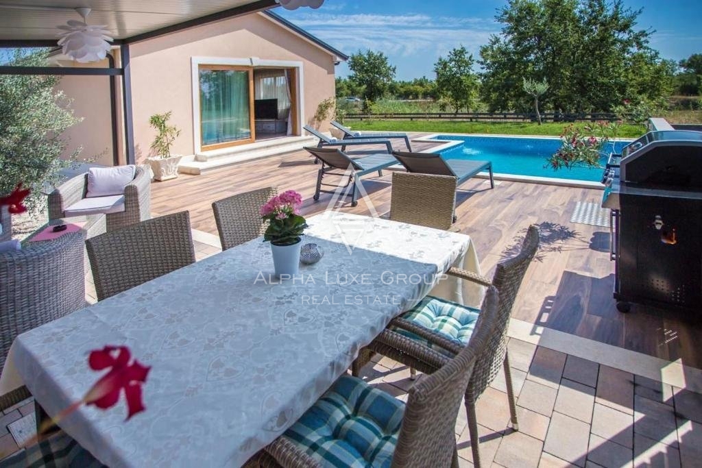Bella casa a un piano con piscina e ampio cortile, Istria, Parenzo