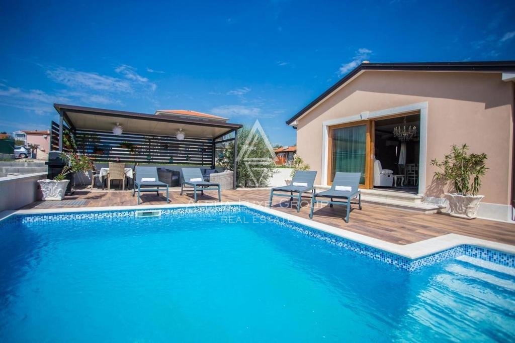 Bella casa a un piano con piscina e ampio cortile, Istria, Parenzo