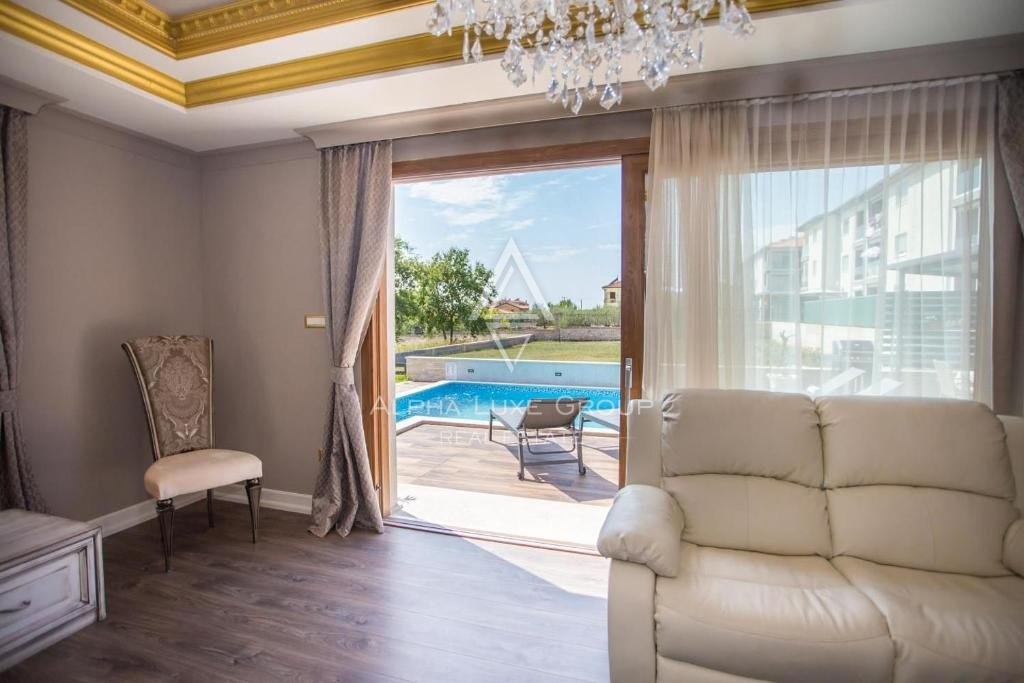 Bella casa a un piano con piscina e ampio cortile, Istria, Parenzo
