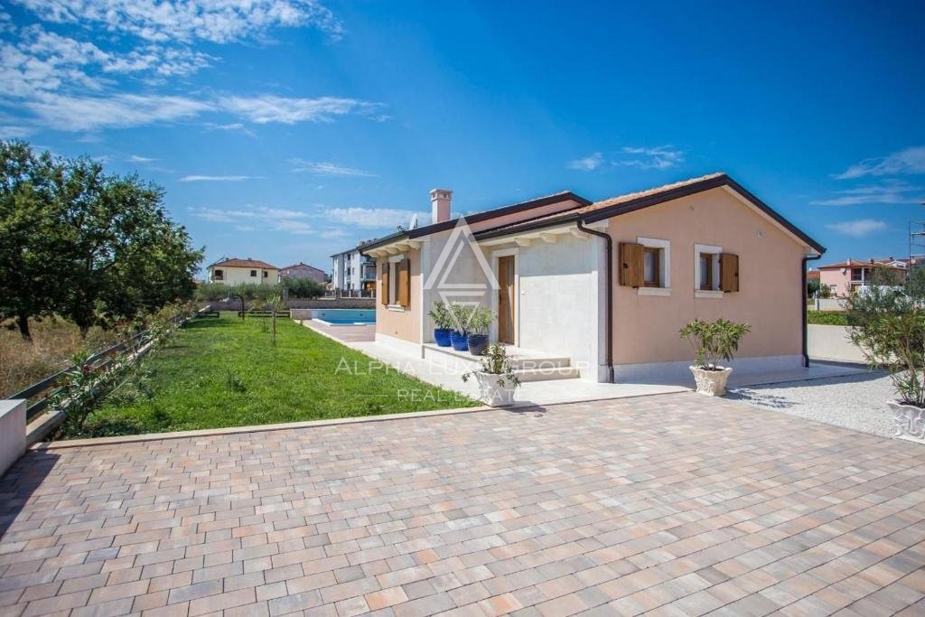 Bella casa a un piano con piscina e ampio cortile, Istria, Parenzo
