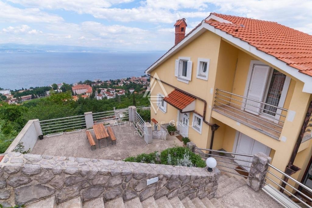 Opatija : Incantevole villa indipendente con piscina e vista panoramica sul mare