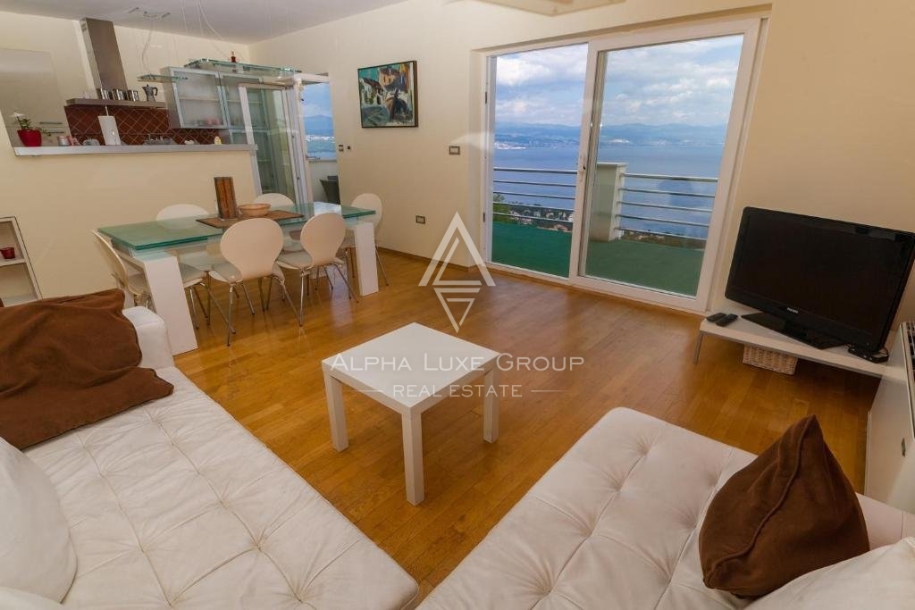 Opatija : Incantevole villa indipendente con piscina e vista panoramica sul mare