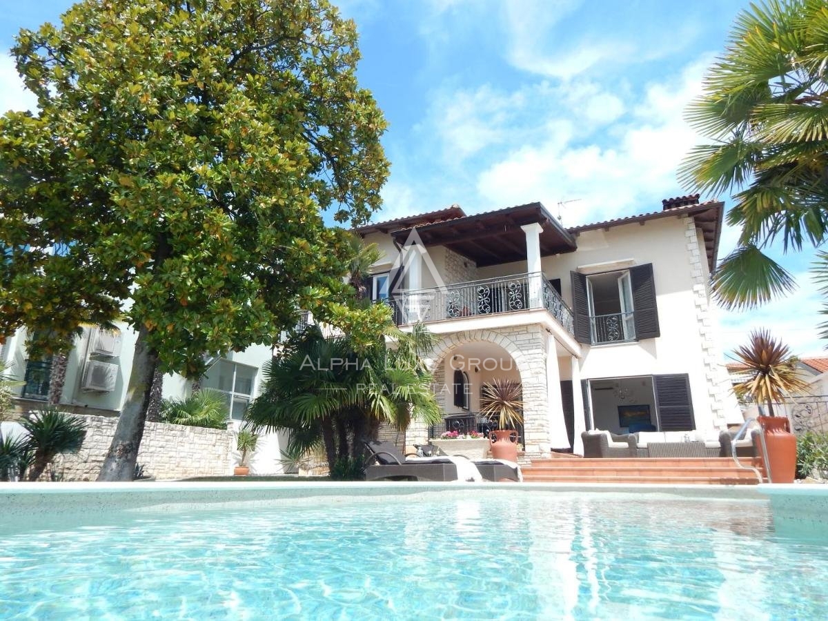 Bella villa con piscina in un bellissimo giardino, prima fila sul mare, Umago, ISTRIA