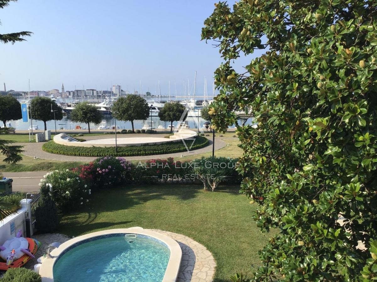 Bella villa con piscina in un bellissimo giardino, prima fila sul mare, Umago, ISTRIA