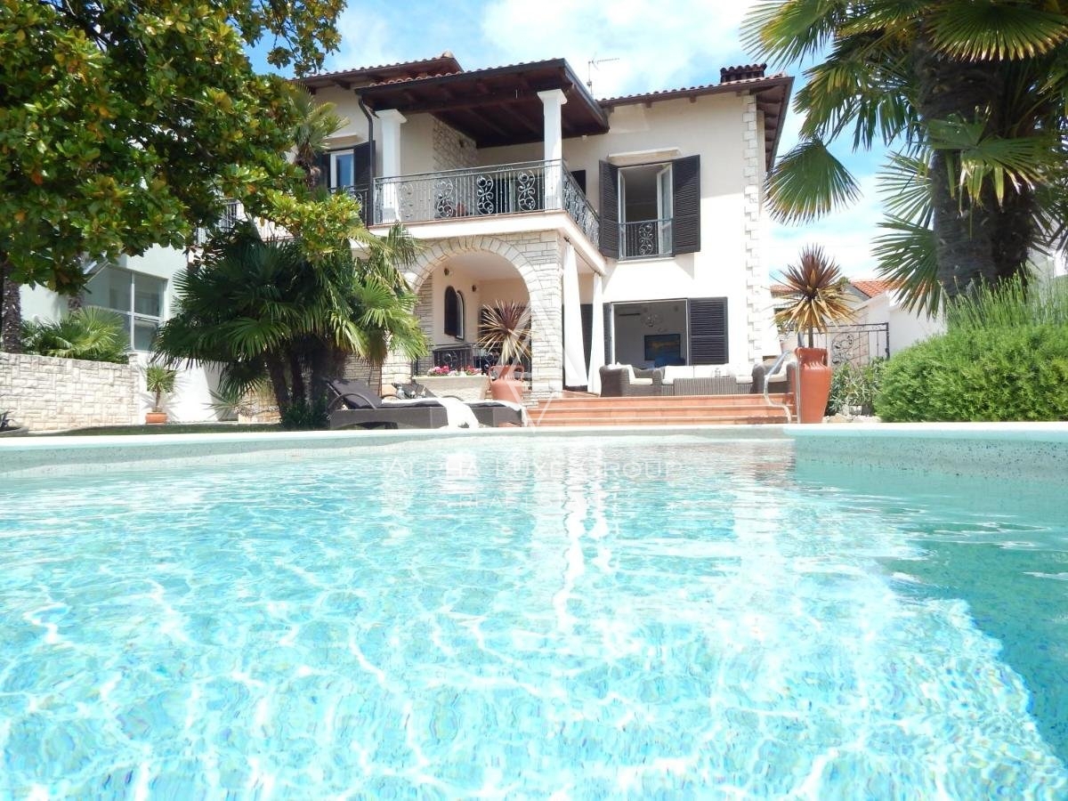 Bella villa con piscina in un bellissimo giardino, prima fila sul mare, Umago, ISTRIA