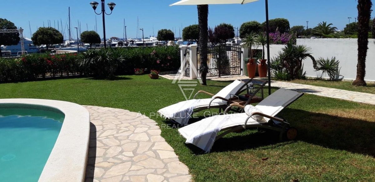 Bella villa con piscina in un bellissimo giardino, prima fila sul mare, Umago, ISTRIA