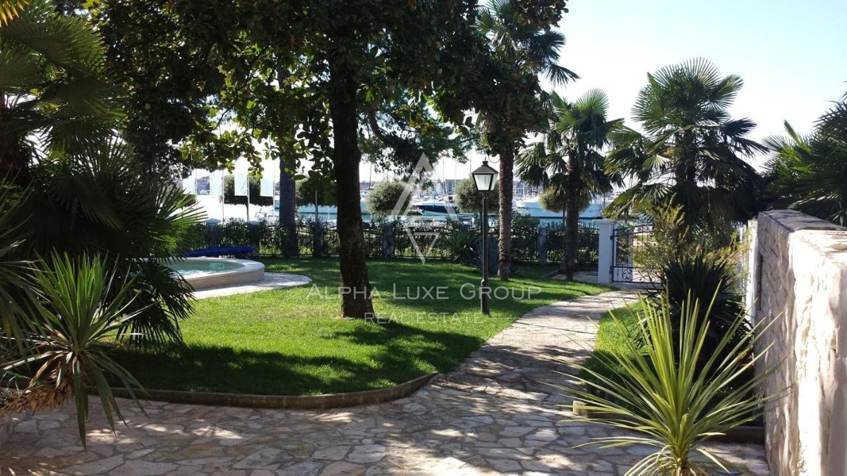 Bella villa con piscina in un bellissimo giardino, prima fila sul mare, Umago, ISTRIA