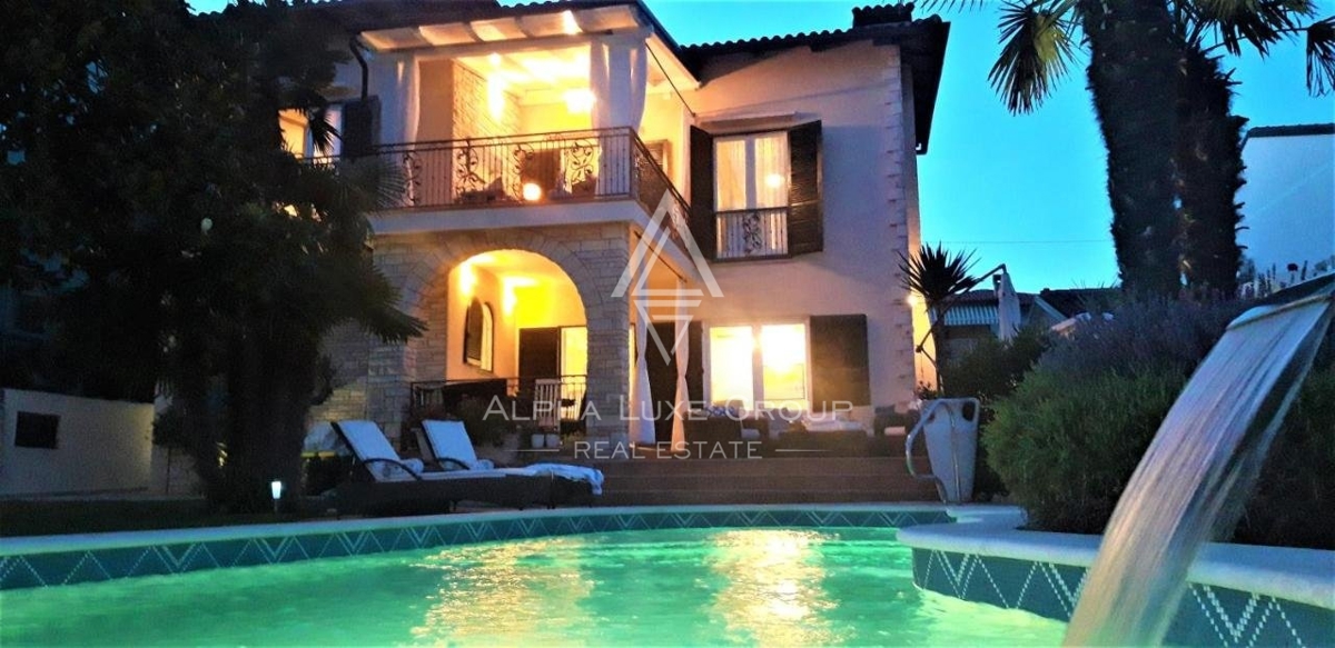 Bella villa con piscina in un bellissimo giardino, prima fila sul mare, Umago, ISTRIA