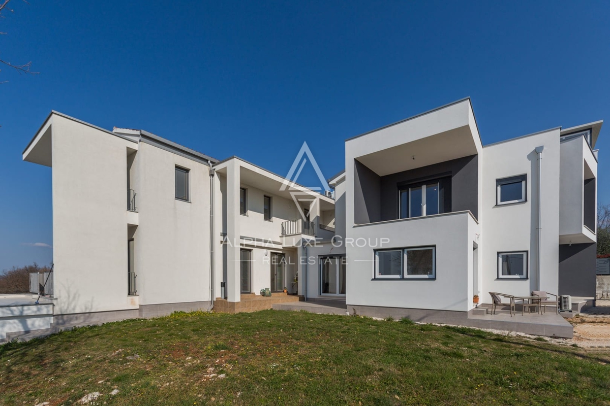 IN ESCLUSIVA - NUOVA VILLA BIFAMILIARE CON APPARTAMENTI IN POSIZIONE OTTIMA A 6 KM DALLA CITTA 'E 3 KM DALLE PRIME SPIAGGE