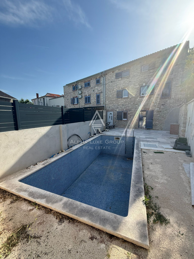 Juršići, Istria: Casa in pietra con piscina e annesso