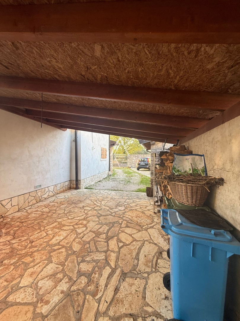 Istria, Buie: Casa in pietra con giardino