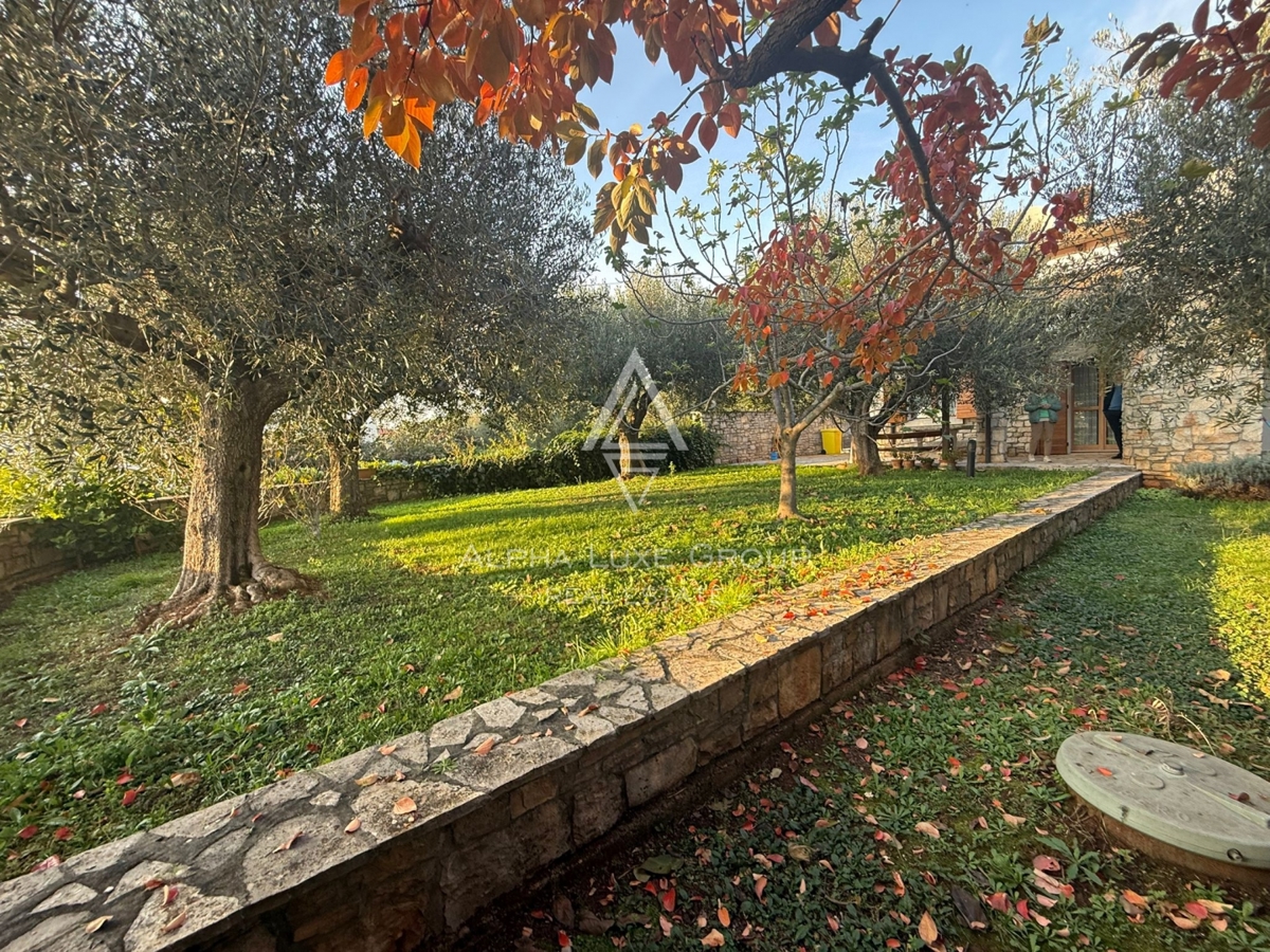 Istria, Buie: Casa in pietra con giardino
