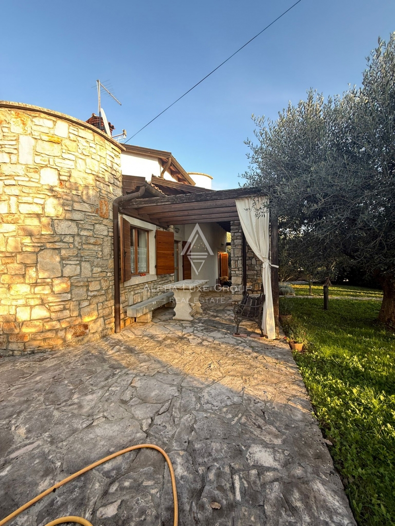 Istria, Buie: Casa in pietra con giardino