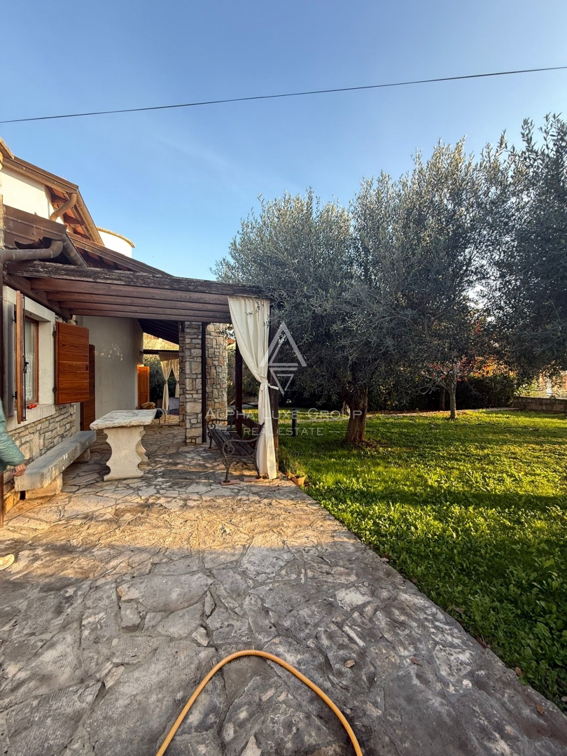 Istria, Buie: Casa in pietra con giardino