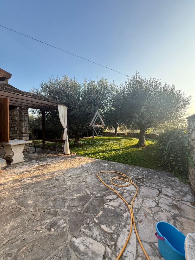 Istria, Buie: Casa in pietra con giardino