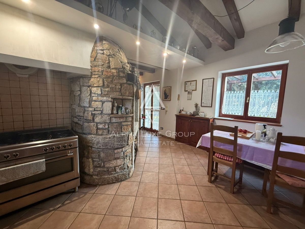 Istria, Buie: Casa in pietra con giardino