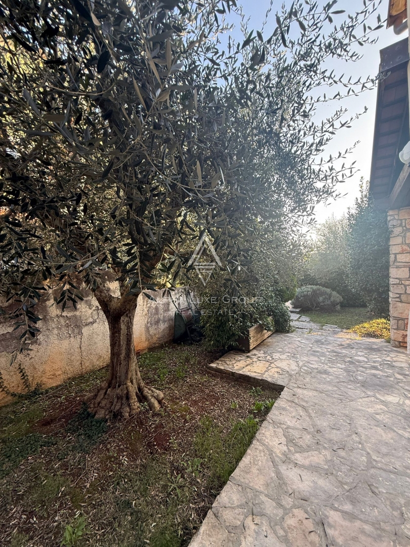 Istria, Buie: Casa in pietra con giardino
