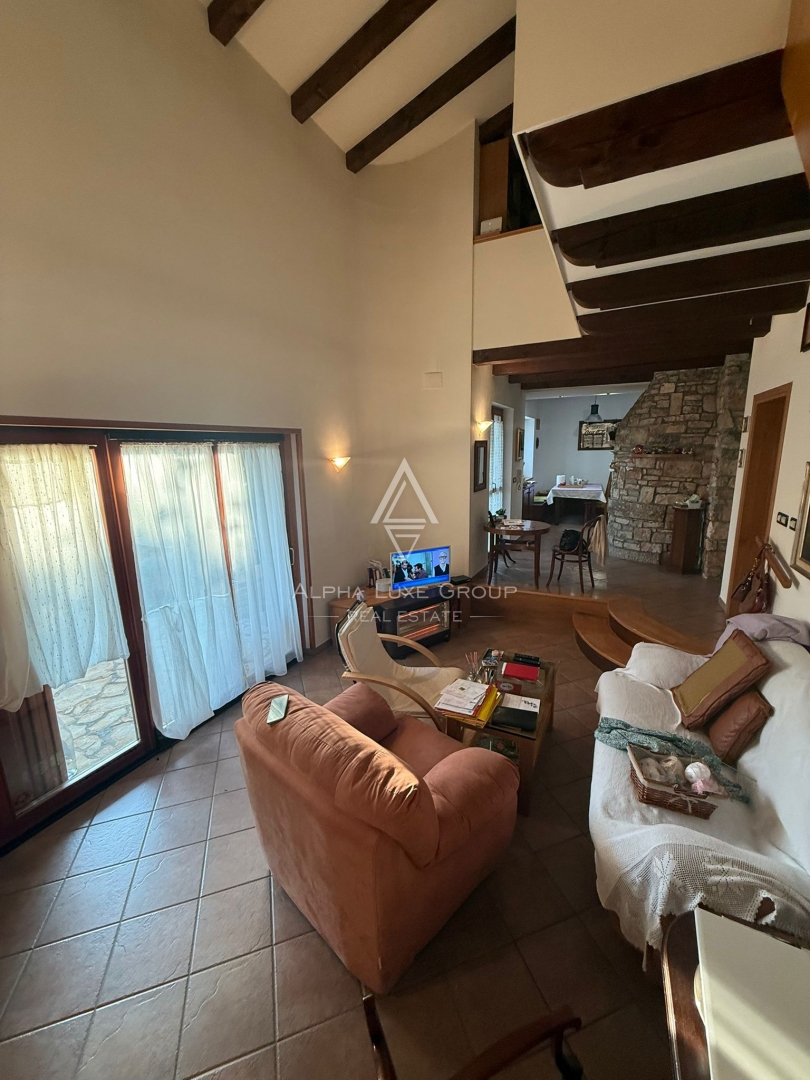 Istria, Buie: Casa in pietra con giardino