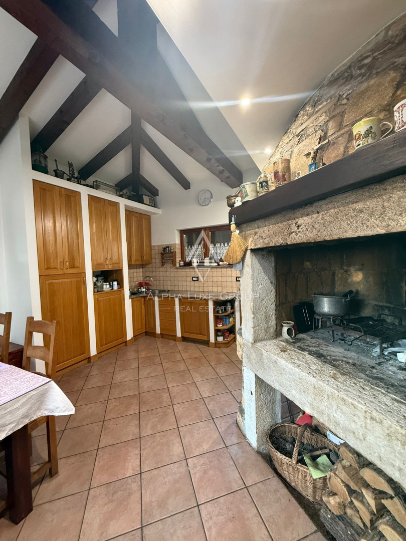 Istria, Buie: Casa in pietra con giardino