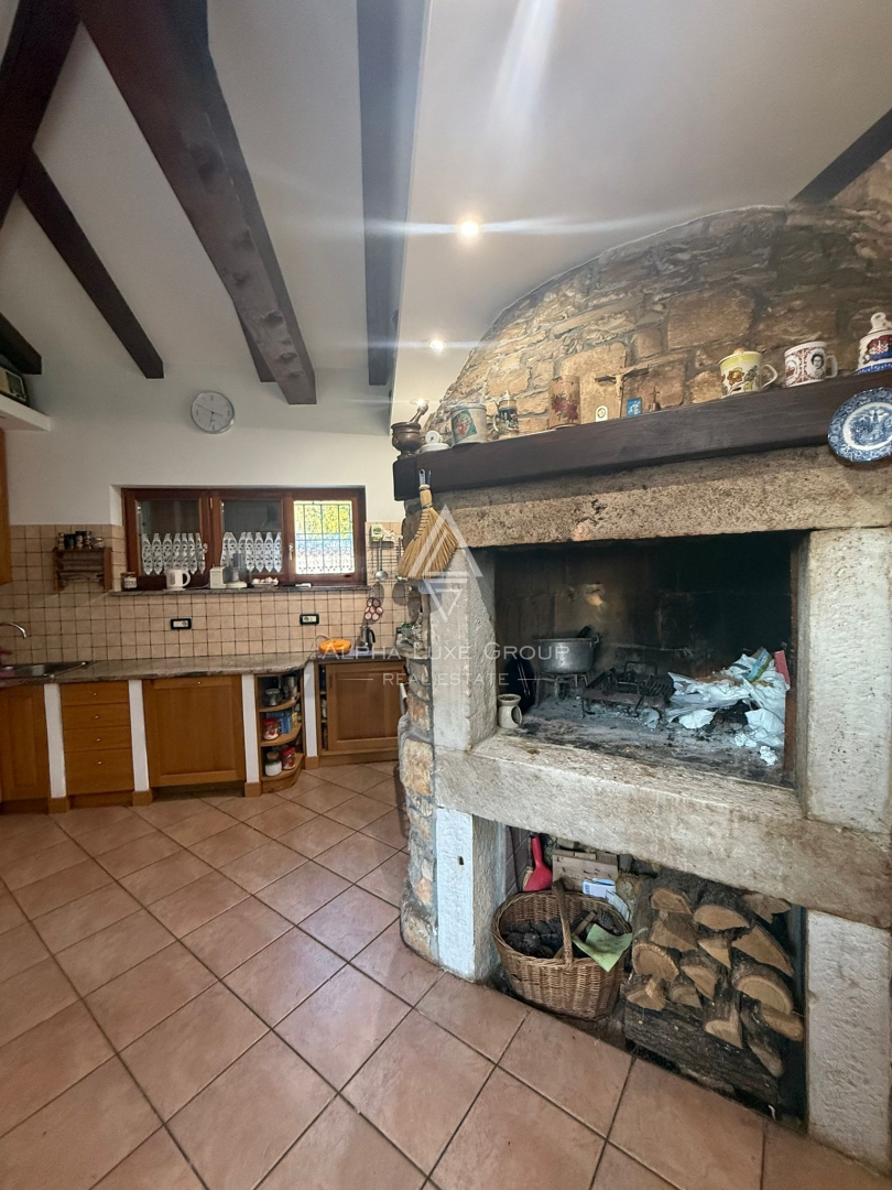 Istria, Buie: Casa in pietra con giardino