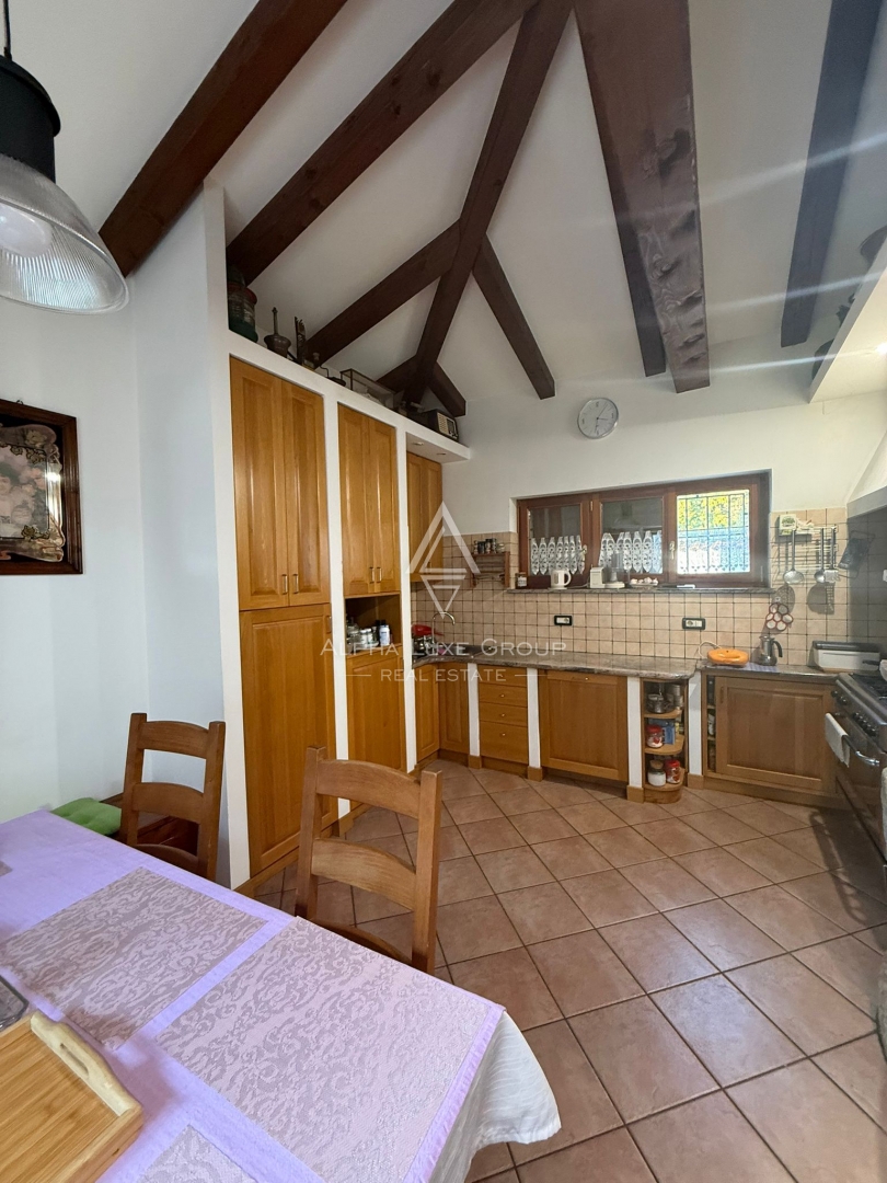 Istria, Buie: Casa in pietra con giardino