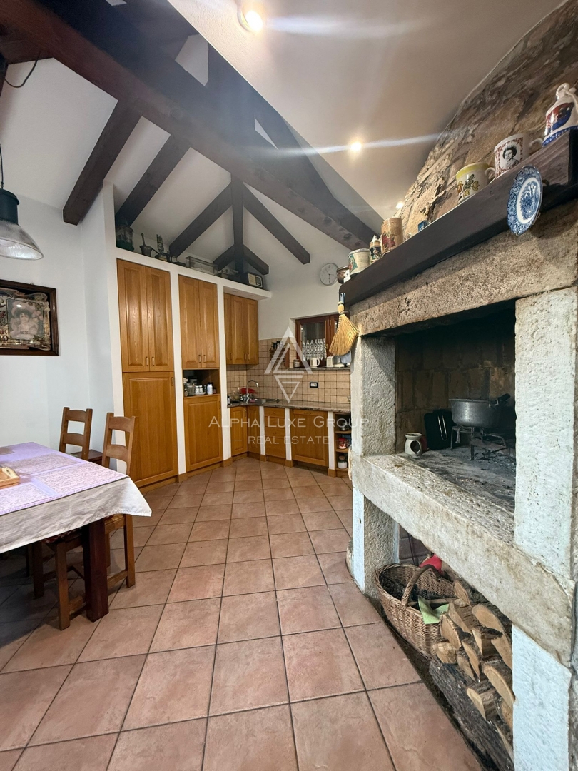 Istria, Buie: Casa in pietra con giardino