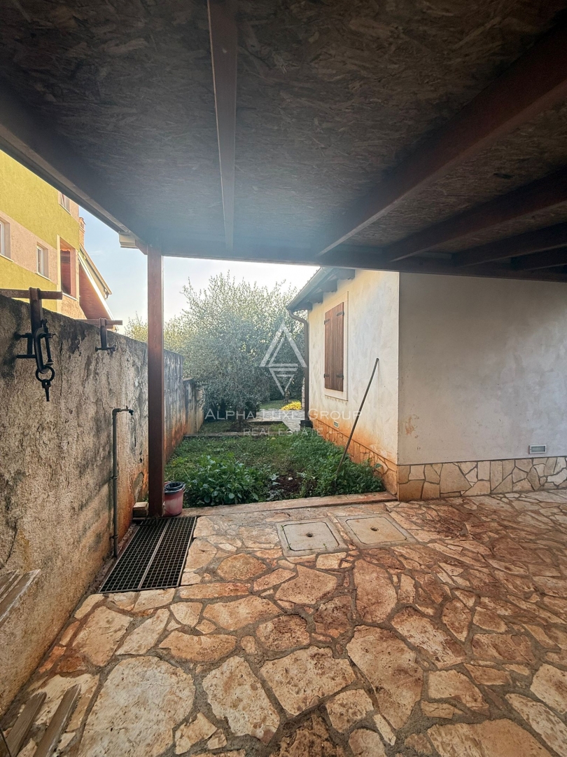 Istria, Buie: Casa in pietra con giardino