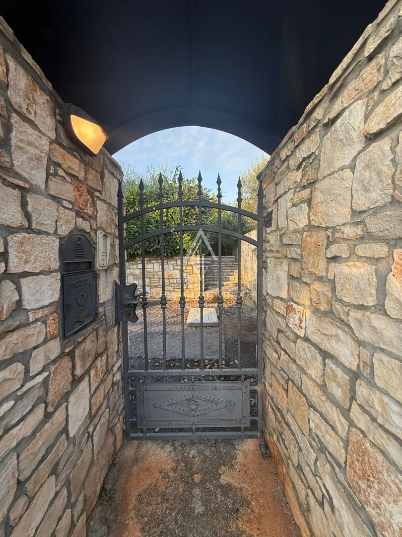 Istria, Buie: Casa in pietra con giardino