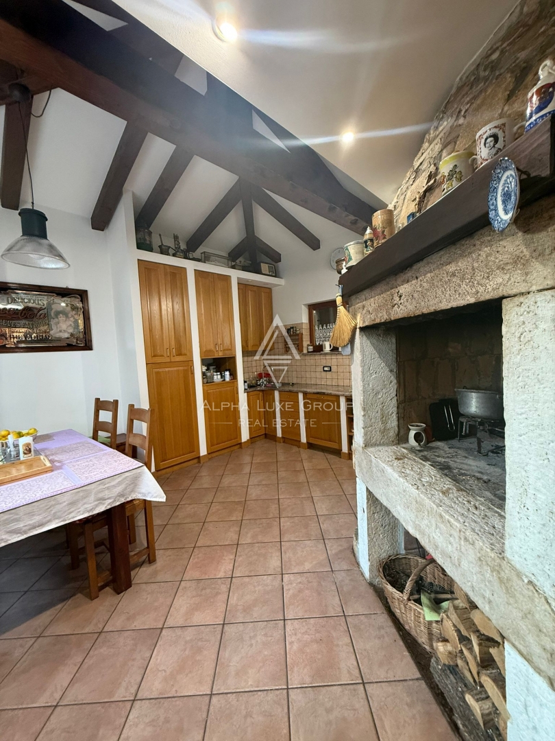 Istria, Buie: Casa in pietra con giardino