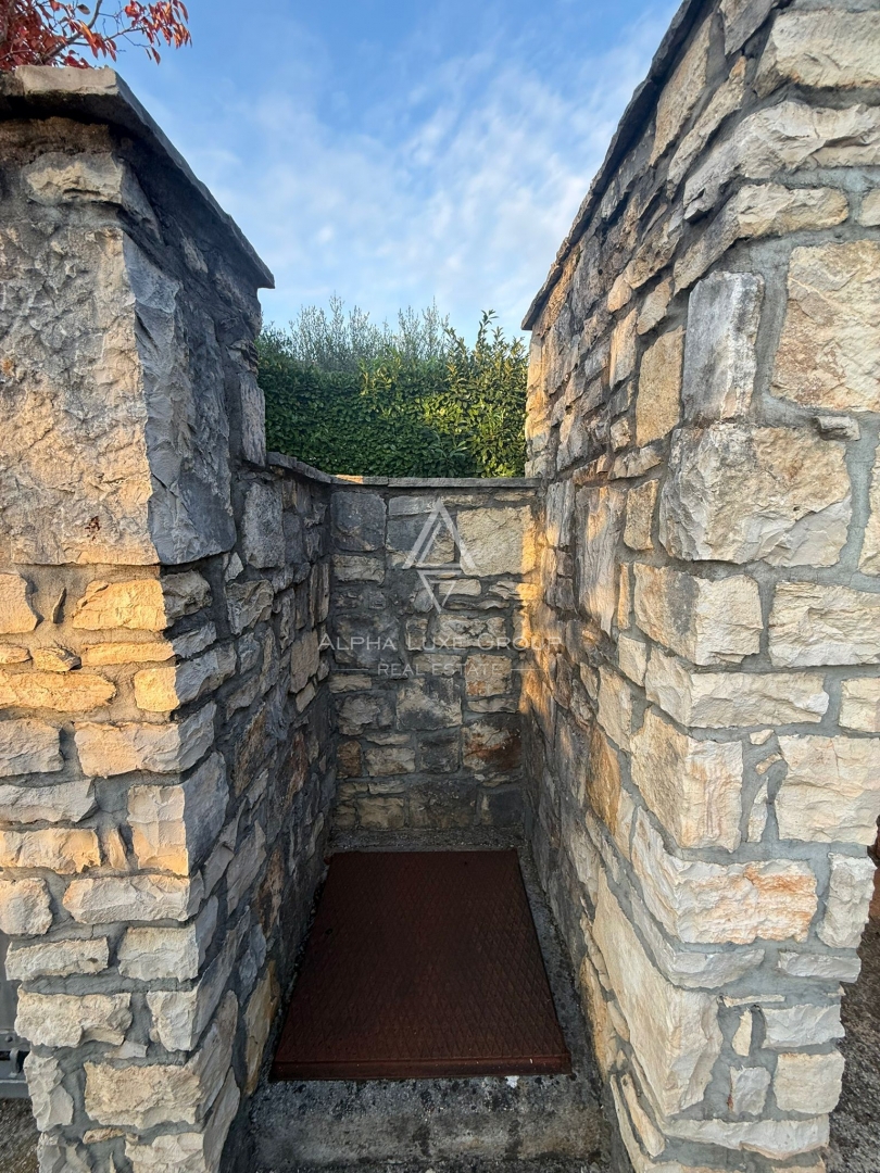 Istria, Buie: Casa in pietra con giardino