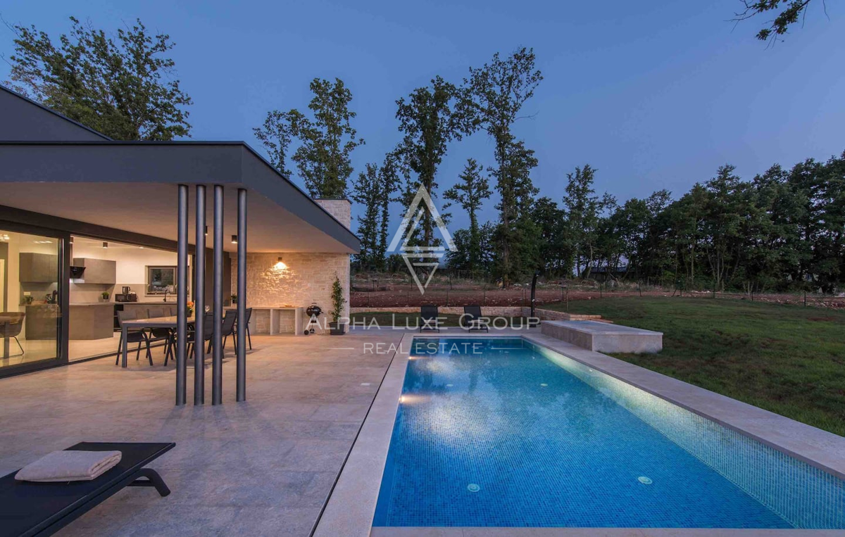 Istria, Žminj: Casa moderna su un piano con piscina