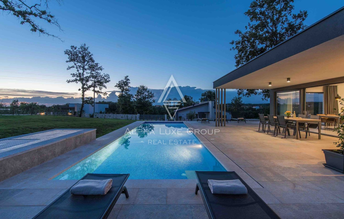 Istria, Žminj: Casa moderna su un piano con piscina