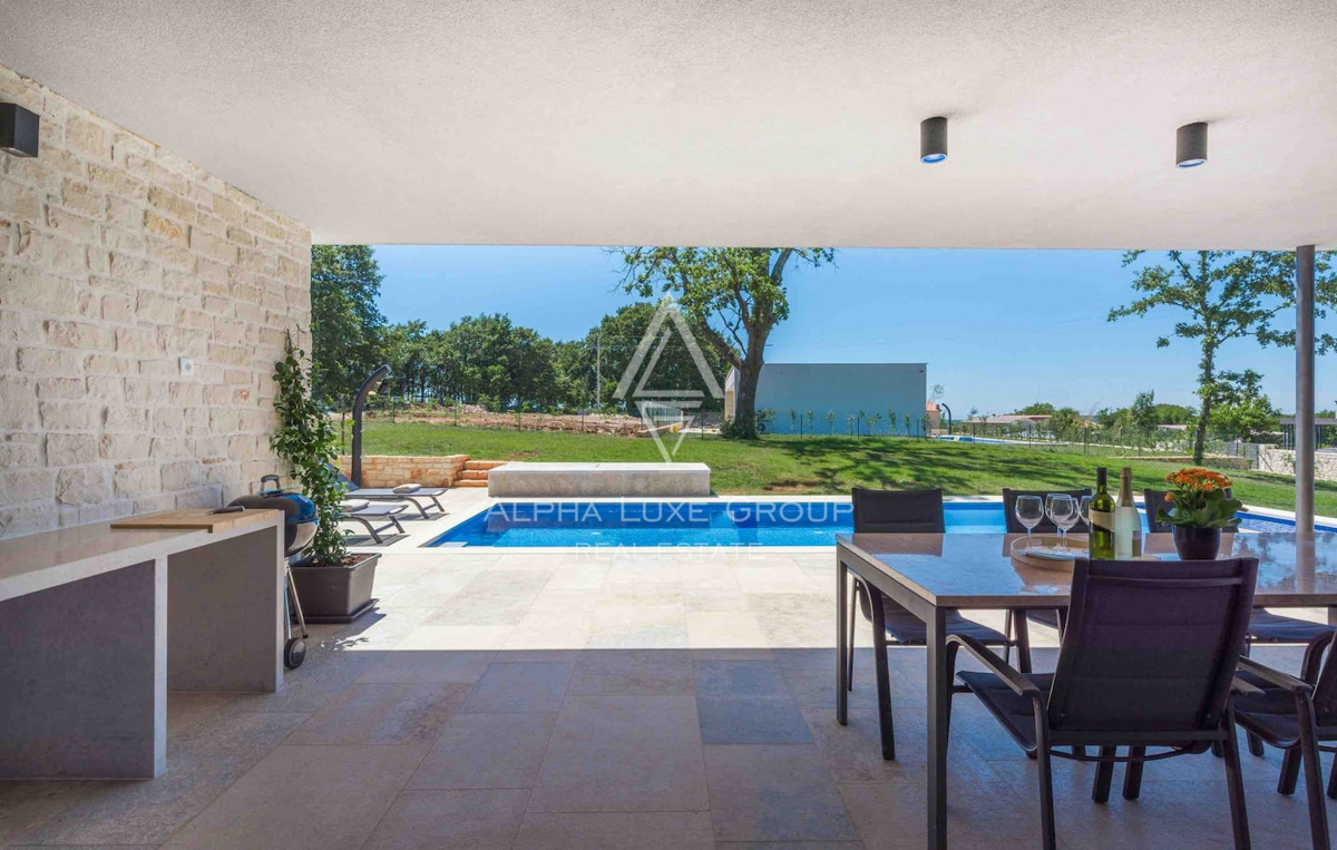 Istria, Žminj: Casa moderna su un piano con piscina